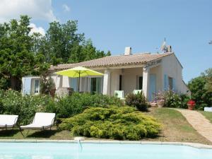 Maisons de vacances Rustic villa with pool in Cereste France : photos des chambres