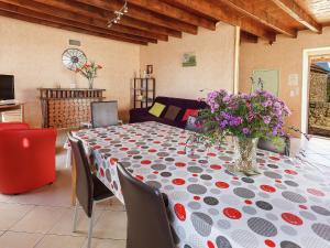 Maisons de vacances Holiday Home in Prats du P rigord with Private Swimming Pool : photos des chambres