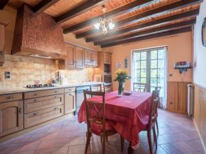 Maisons de vacances Charming holiday home with pool : photos des chambres
