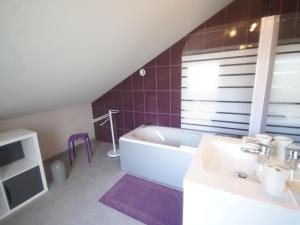 Maisons de vacances Lush Home in Gondrecourt le Ch teau with Pool and jacuzzi : photos des chambres