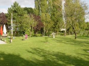 Maisons de vacances Lush Home in Gondrecourt le Ch teau with Pool and jacuzzi : photos des chambres