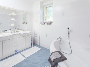 Maisons de vacances Amazing Holiday Home in Cazals with Terrace : photos des chambres