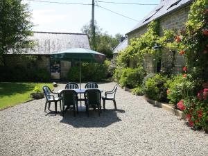 Maisons de vacances Calm Holiday Home with Private Pool in Plouneour-Trez France : photos des chambres