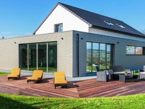 Luxurious Holiday Home in Pont with Jacuzzi