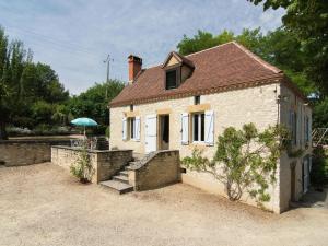 Charming Holiday Home in Anglars-Nozac with Swimming Pool