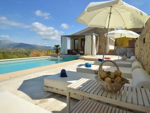 Modern furnished house with private pool and view over the mountains