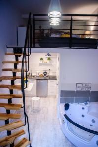Cracow Jacuzzi Apartments White Room