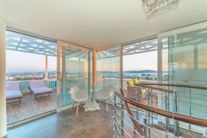 Sunset Penthouse Apartment with Jacuzzi and Seaview