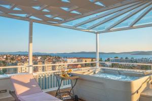 Sunset Penthouse Apartment with Jacuzzi and Seaview