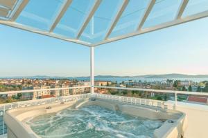 Sunset Penthouse Apartment with Jacuzzi and Seaview