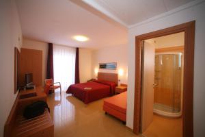 Triple Room room in Hotel Yria