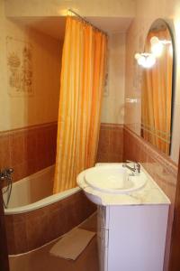 Sagres Sunny Room with private bathroom 300m from the beach