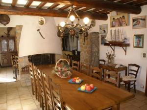 Maisons de vacances Cozy Holiday Home in Piolenc with Private Pool : photos des chambres