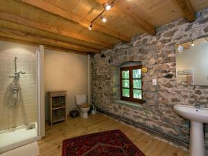 Villas Beautiful farmhouse in mountain forest setting : photos des chambres