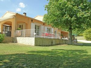 Detached villa with enclosed beautiful garden and private pool 1km from C reste