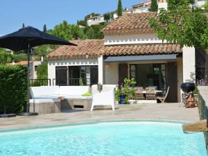 Enticing Villa in Roquebrune-sur-Argens With Private Pool