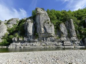 Maisons de vacances Nice holiday home with pool in Ard che : photos des chambres