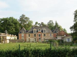 Maisons de vacances Holiday home with swimming pool on the estate of a noble castle near Nettancourt : photos des chambres