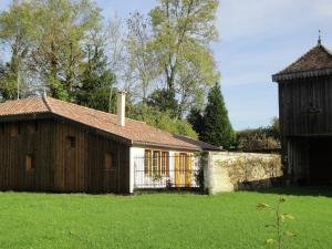 Maisons de vacances Holiday home with swimming pool on the estate of a noble castle near Nettancourt : photos des chambres