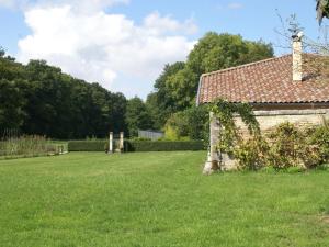 Holiday home with swimming pool on the estate of a noble castle near Nettancourt