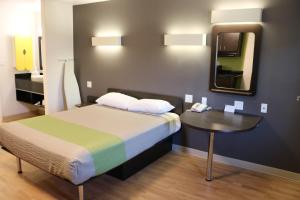 Studio with Spa Bath room in Studio 6 Victorville - Apple Valley