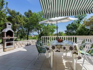 Nice apartment on the outskirts of Silo with spacious terrace and beach at 600m