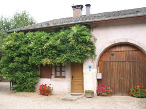 Maisons de vacances Beautiful Holiday Home in La Chapelle aux Bois with Garden : photos des chambres