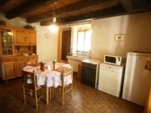 Maisons de vacances Beautiful Holiday Home in La Chapelle aux Bois with Garden : photos des chambres