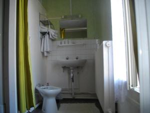 Hotels Le Parisien : Chambre Familiale avec Toilettes Communes