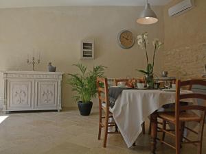 Villas Luxurious Villa in Carpentras with Private Pool : photos des chambres