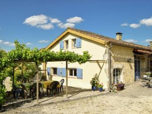 Quaint Farmhouse in Saint-Eutrope-de-Born with Swimming Pool