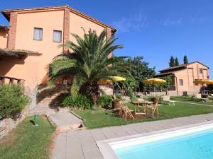 Apartment near Lake Trasimeno with Pool