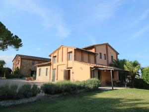 Apartment near Lake Trasimeno with Pool