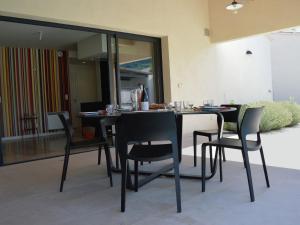 Villas Modern Villa in Malauc ne France With Private Swimming Pool : photos des chambres