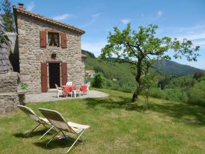 Maisons de vacances Attractive Holiday Home Near Forest in Saint Julien du Gua : photos des chambres