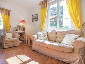 Maisons de vacances Holiday Home in Montrichard with Pool : photos des chambres