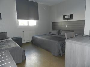 Hotels Hotel Le Cerizay : Chambre Triple Confort - 1 Lit Simple + 1 Grand Lit Double