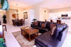Five-Bedroom Apartment room in 7741 Windsor Hills