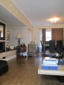 Westmorland - 4 Bedroom House - FREE Parking for up to 7 Cars - Walking distance to QMC and University - Ideal for Contractors and Large Groups