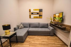 Bourgeois Apartment in Cultural Heritage Building by Ruterra