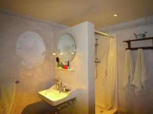 Maisons de vacances Luxurious Holiday Home in Cavaillon with Private Pool : photos des chambres