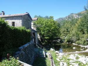 Maisons de vacances Cozy Holiday Home in La Souche by Le Lignon River : photos des chambres