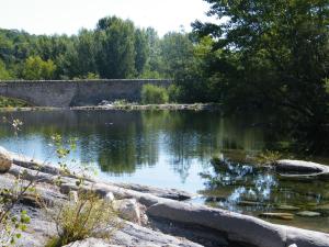 Maisons de vacances Cozy Holiday Home in La Souche by Le Lignon River : photos des chambres