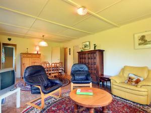 Three-Bedroom Chalet room in Sunlit Chalet near Ski Lift in Francorchamps