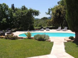 Villas Lush villa in Bagnols en Foret with private pool : photos des chambres