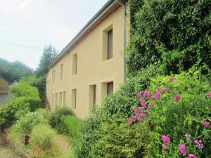 Three-Bedroom Holiday Home  room in Modern Farmhouse in Chassepierre with Terrace