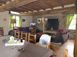 Maisons de vacances Pleasant Holiday Home in Isigny Le Buat with Garden : photos des chambres