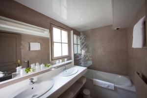 Hotels Logis Hotel Le Cheval Blanc : photos des chambres