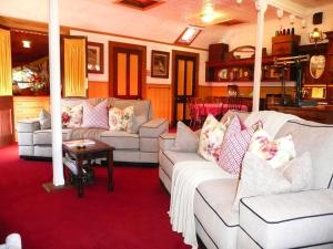 Madam Saddler - On Fraser Clunes