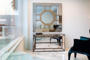 Suite with Private Pool - Signature 130 with Glass Pool 